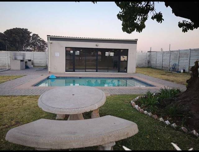 2 BEDROOM TOWNHOUSE FOR SALE IN NORTON PARK